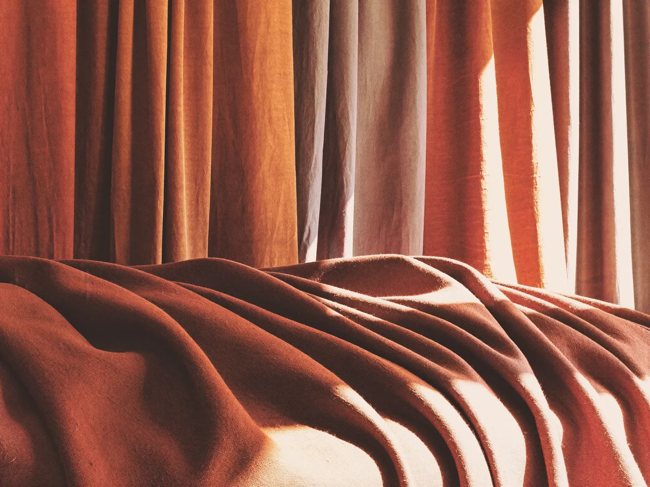 Illustrierte Materialansicht eines textilen Gewebes in Nahaufnahme